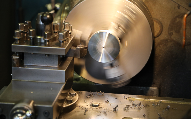 志賀機械工業の製造現場は熟練により成り立っています。